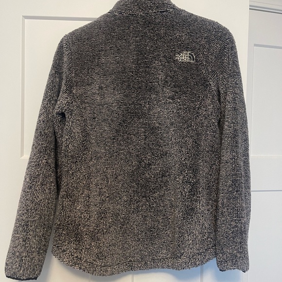 Women’s The North Face Fleece Jacket in size medium - Picture 3 of 3